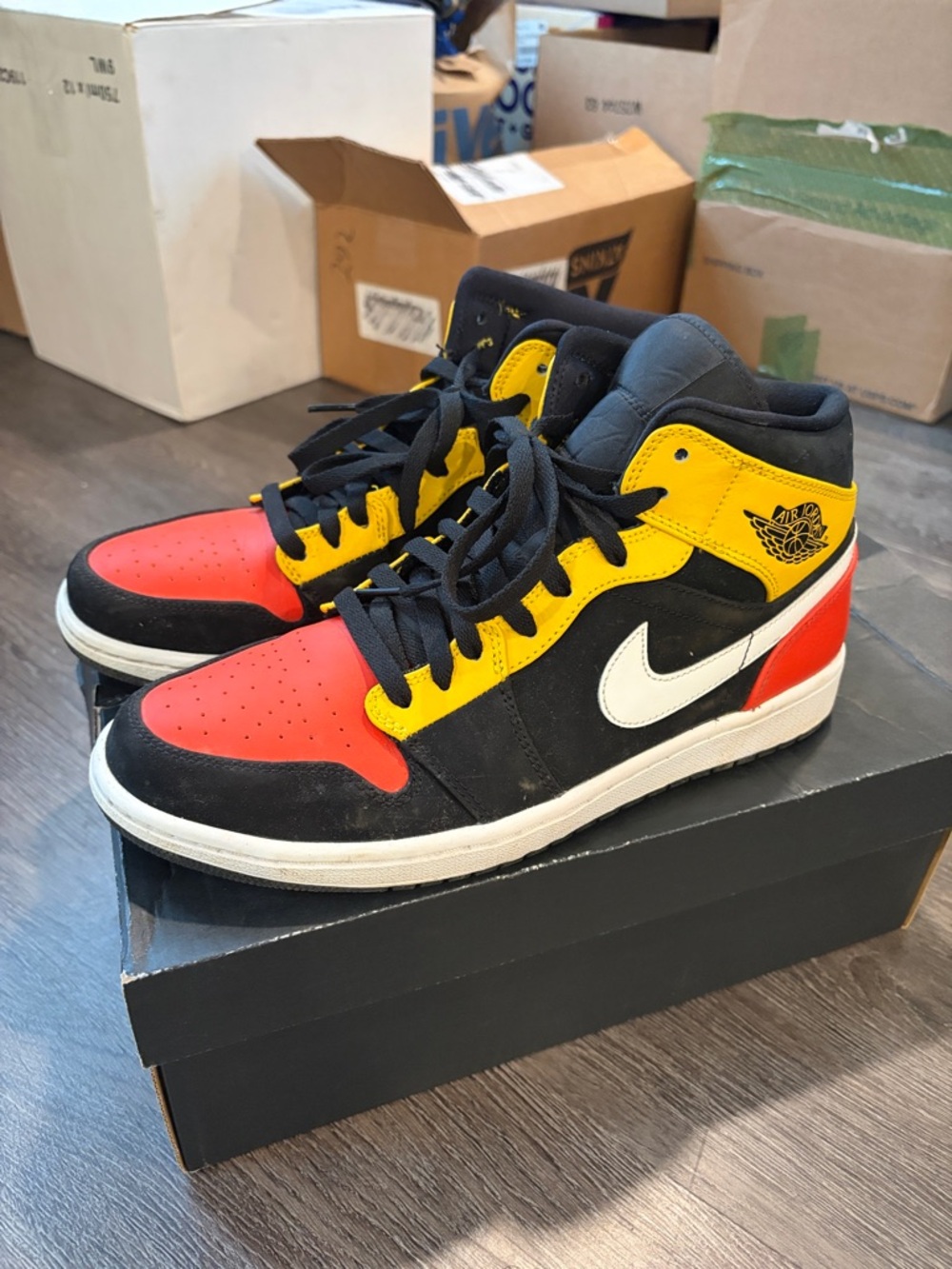 Men’s Jordan 1 Mid Amarillo size 10
